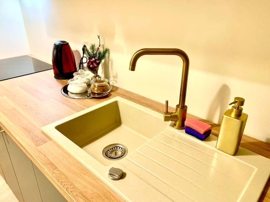 Brand New, Design Apartment Jojo, Oldtown, Balcony Братислава Экстерьер фото